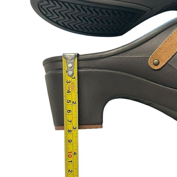Crocs Women’s Size 11 Sarah Black Mules Clogs Brown Suede Buckle Strap‎ Comfort - Picture 8 of 9